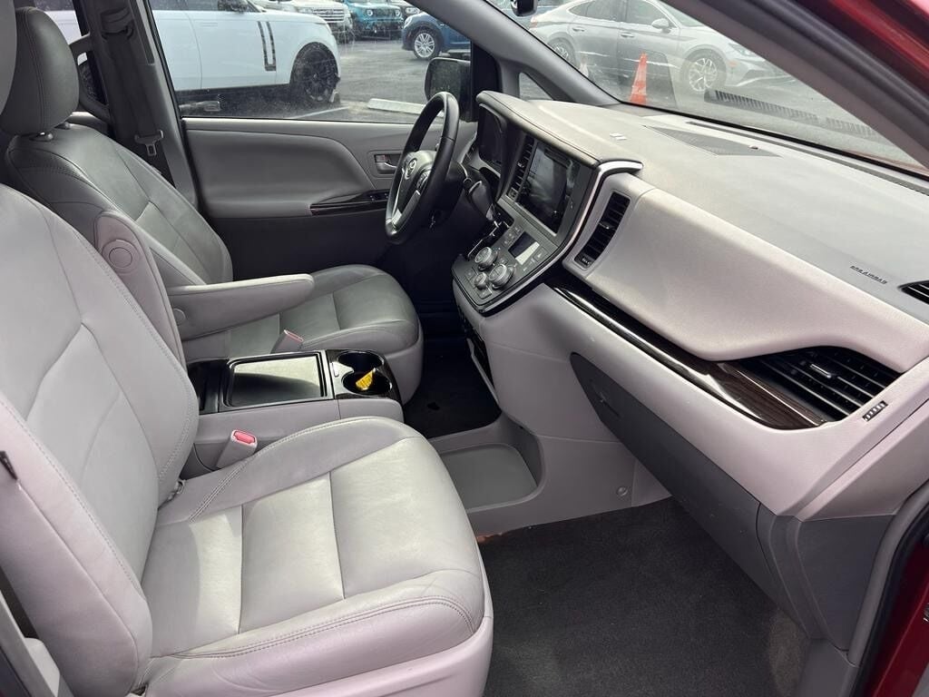 2017 Toyota Sienna XLE 8 Passenger 4dr Mini Van